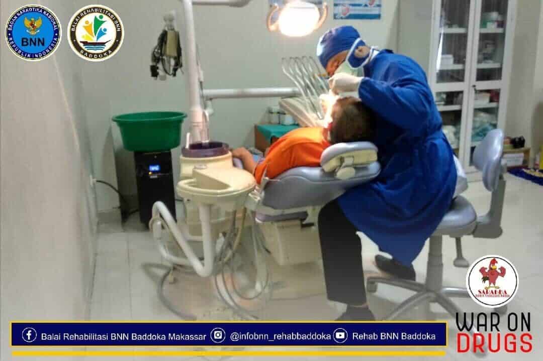 Kegiatan pemeriksaan gigi rutin (Odontogram) oleh Dokter Gigi Balai Rehabilitasi BNN Baddoka terhadap Klien yang direhabilitas Kegiatan pemeriksaan gigi rutin (Odontogram) oleh Dokter Gigi Balai Rehabilitasi BNN Baddoka terhadap Klien yang direhabilitas