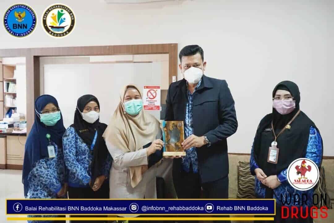 Kepala Balai Rehabilitasi BNN Baddoka melakukan kunjungan ke Balai Kesehatan Tradisional Masyarakat (BKTM) Kepala Balai Rehabilitasi BNN Baddoka melakukan kunjungan ke Balai Kesehatan Tradisional Masyarakat (BKTM)